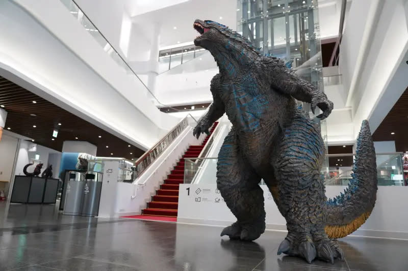 ▲「響徹世界的吼聲 GODZILLA FOREVER」影展除了有精采選片，還斥資在新莊場館打造沉浸式「哥吉拉宇宙」，2公尺高怪獸模型直接坐落大廳。（圖／國家電影及視聽文化中心）