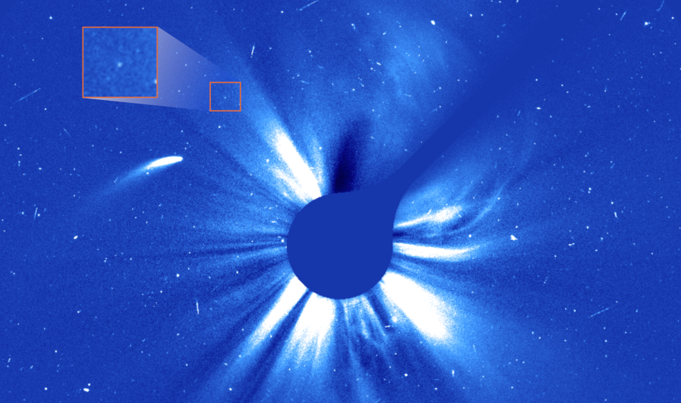 An image of 96P Machholz as it heads toward the sun shows fragments of the comet leading ahead of it.