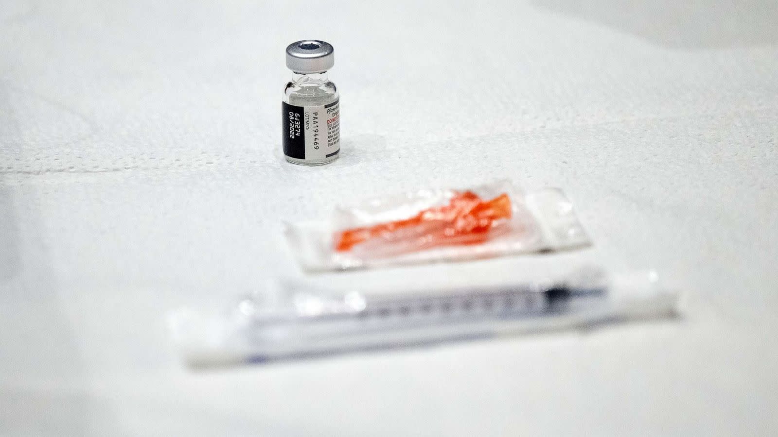 PHOTO: Los Angeles County Department of Public Health Nurse Eliane McGhee prepares COVID-19 booster shot during the Los Angeles Comic Con at the Los Angeles Convention Center, Dec 2, 2022. (Los Angeles Daily News/MediaNews Group via Getty Images)