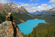 Lago Peyto, Canadá: Es un mágico lugar de aguas azul turquesa, en donde se puede admirar fauna muy de cerca. Para las vistas más espectaculares de esta maravilla de 1,7 kilómetros de largo, rodeado de densos bosques y escarpadas rocas está el arco de la Cumbre, el punto más alto del camino que te llevará hacia el mirador. (Texto: El Universal. Foto: Thinkstock)