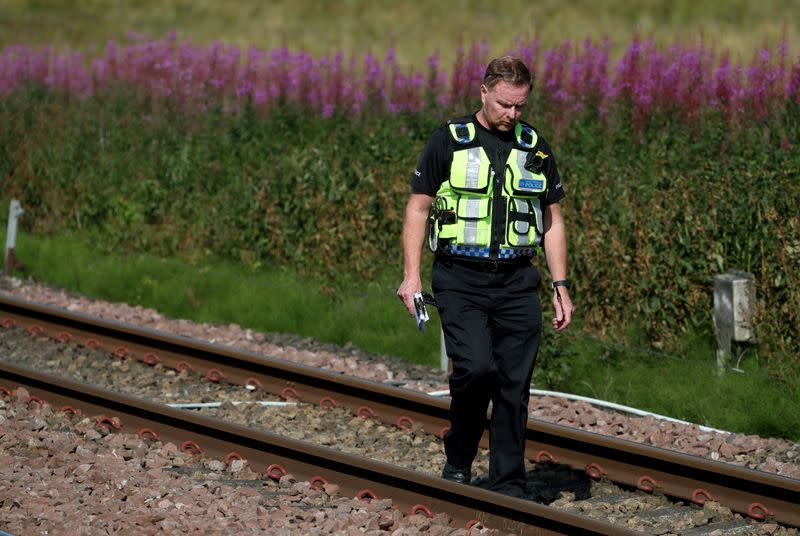 Un policia junto a la zona en la que el tren descarriló en Carmont, Stonehaven, Escocia, dejando al menos tres muertos