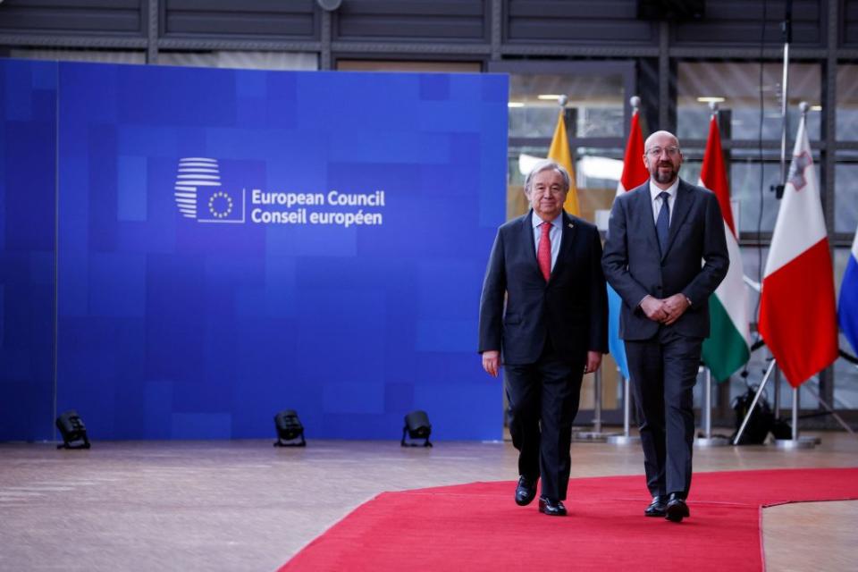 歐盟理事會主席米歇爾（右）日前與聯合國秘書長古特瑞斯（左）會晤，討論援助烏克蘭議題，但對於全球新冷戰秩序，歐盟還沒有選邊站。（路透，資料照）