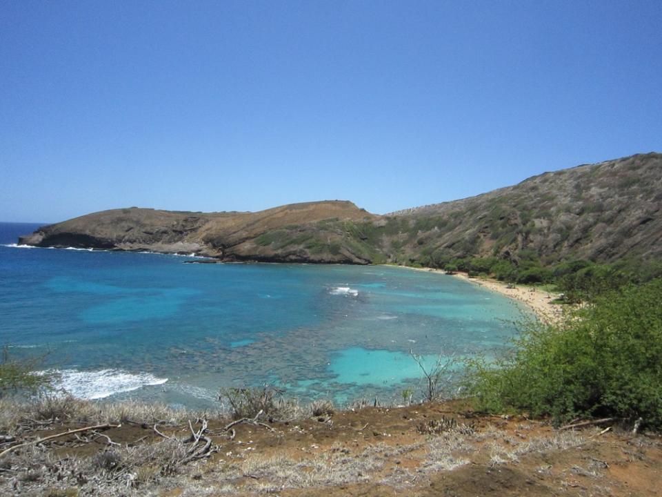 Hanauma Bay Beach Park in Oahu, Hawaii, is a world-class snorkeling destination. With its incredible views, crescent-shaped beach and beautiful white sand, it has long been a popular spot for people looking to swim with t