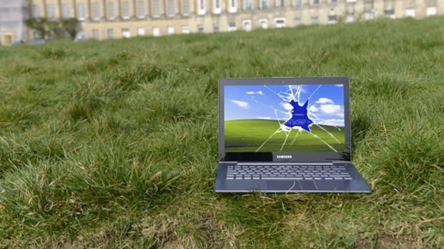  Windows XP on a laptop with broken screen 