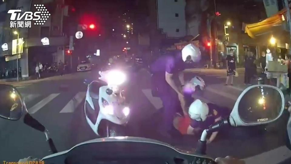 男子未戴安全帽又衝撞警員遭壓制逮捕。（圖／TVBS）