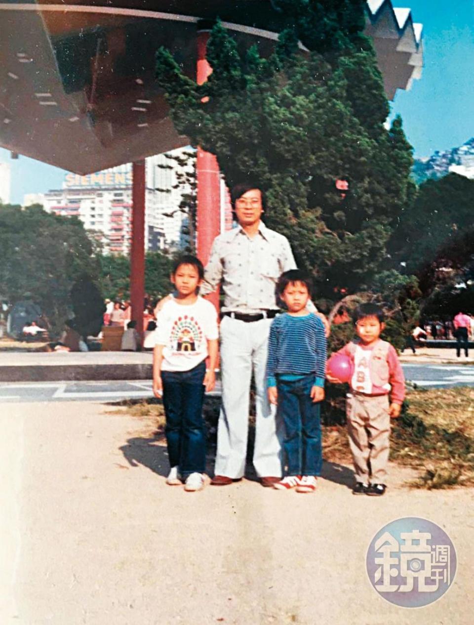黃照達幼年（右2）與家人在錄製《城市論壇》的涼亭合照，現已改為帳篷圓桌。（黃照達提供）