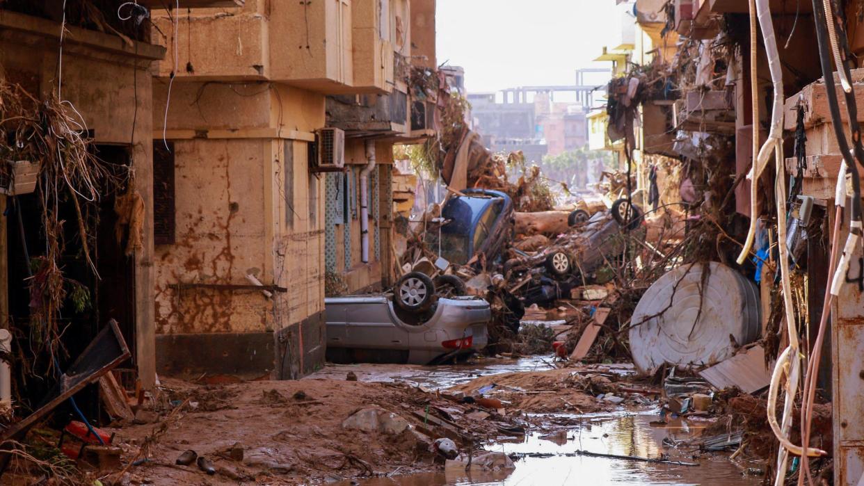 Vehículos arrasados por las inundaciones.