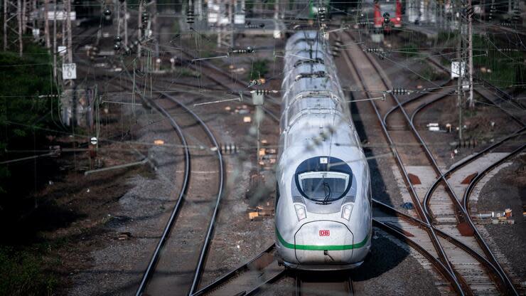 Die Bahn befördert aktuell nur noch ein Zehntel der üblichen Fahrgäste. Foto: dpa