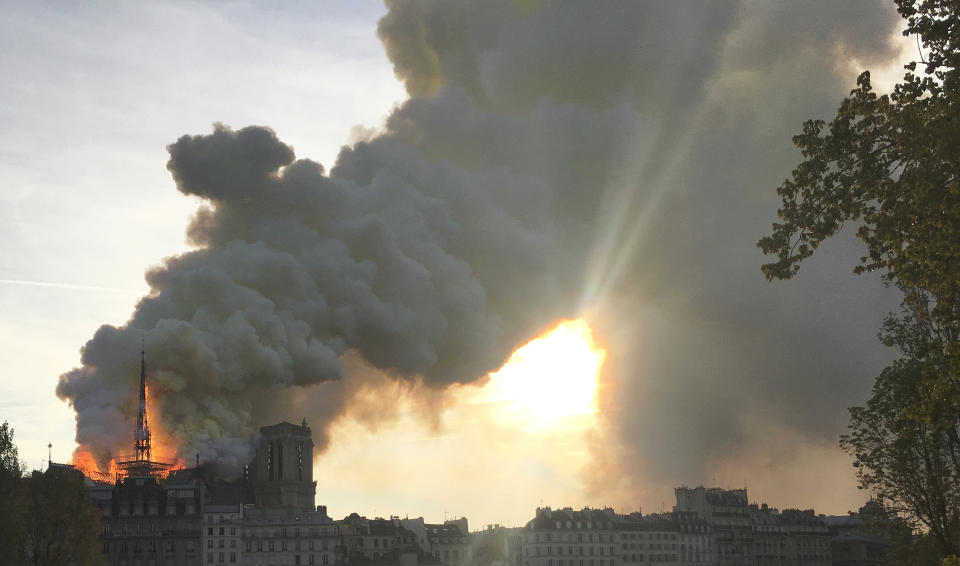 Imagen de la Catedral de Notre Dame de París durante el incendio el lunes 15 de abril del 2019. (AP Photo/Oleg Cetinic)