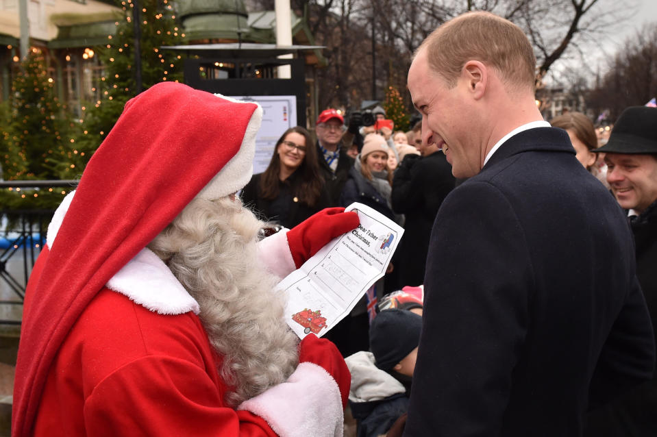 <p>Als Prinz William den Wunschzettel seines Sohnes George dem Weihnachtsmann übergab und darauf nur ein Wunsch stand: ein Polizeiauto. (Bild: Getty Images) </p>