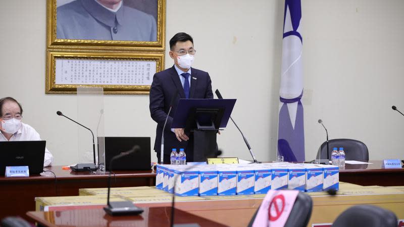 國民黨主席江啟臣宣布將捐出10萬個口罩給防疫人員，同時呼籲蔡政府不該把全民當國產疫苗的白老鼠。（國民黨文傳會提供）