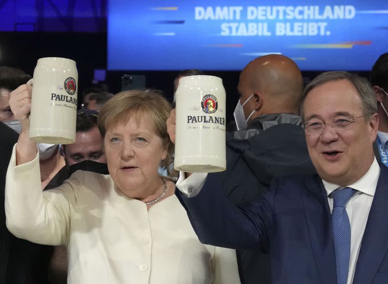 La canciller alemana Angela Merkel y el candidato demócrata cristiano Armin Laschet asisten a una campaña electoral estatal en Munich, Alemania, a dos días de las elecciones generales