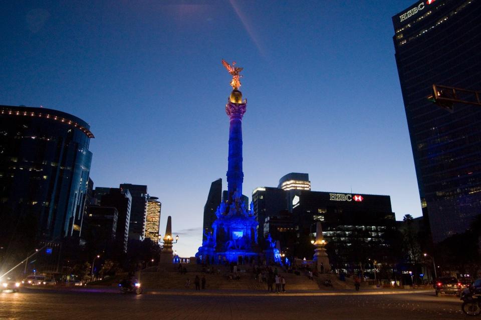 En abril de cada año los monumentos y edificios históricos de la Ciudad de México se iluminan de color azul para sensibilizar sobre la condición de autismo de millones de personas en el mundo.
