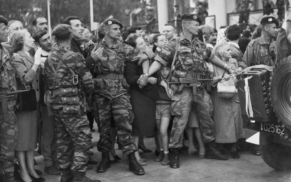 Paratroops in camouflage hold back the crowds of European settlers in Algiers, 1961 - UPI PHOTO