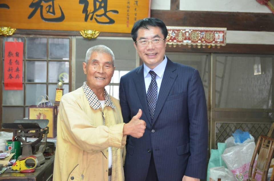 崑濱伯曾與台南市長黃偉哲合照。（翻攝自黃偉哲臉書）