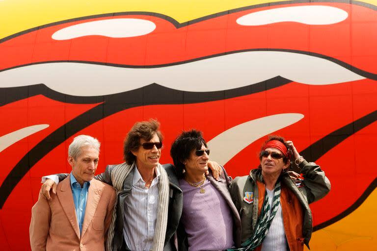 En mayo de 2002, Charlie Watts, Mick Jagger, Ron Wood y Keith Richards posan frente a un dirigible con la lengua stone, en Van Cortland Park, en el Bronx de Nueva York