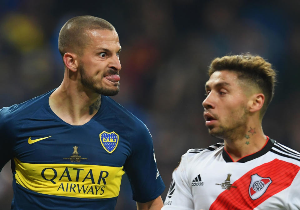 El gesto de Benedetto a Jonathan Maidana tras marcar en el Bernabéu. | Foto: Getty