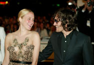 <p>Im Rahmen des Wettbewerbs der Filmfestspiele 2003 stellte sich der Film „The Brown Bunny“ von Vincent Gallo als echte Niete heraus. Gallo fungierte beim Film als Regisseur, Drehbuchautor, Produzent, Kameramann und Schauspieler. „The Brown Bunny“ endet mit einer nicht-simulierten Sexszene mit Schauspielkollegin Chloe Sevigny, die bei den Zuschauern nicht gut ankam – viele verließen den Saal frühzeitig. Der eigentliche Skandal lag aber in dem daraus entstandenen Streit mit Filmkritiker Roger Ebert. Der wetterte nämlich gegen den Film, was dazu führte, dass Gallo ihn öffentlich beschimpfte. Kurios wurde die Sache, als Gallo behauptete, den Filmkritiker mit einem Fluch belegt zu haben, was der Grund von Eberts Krebserkrankung gewesen sei. (Bild: GettyImages)</p>