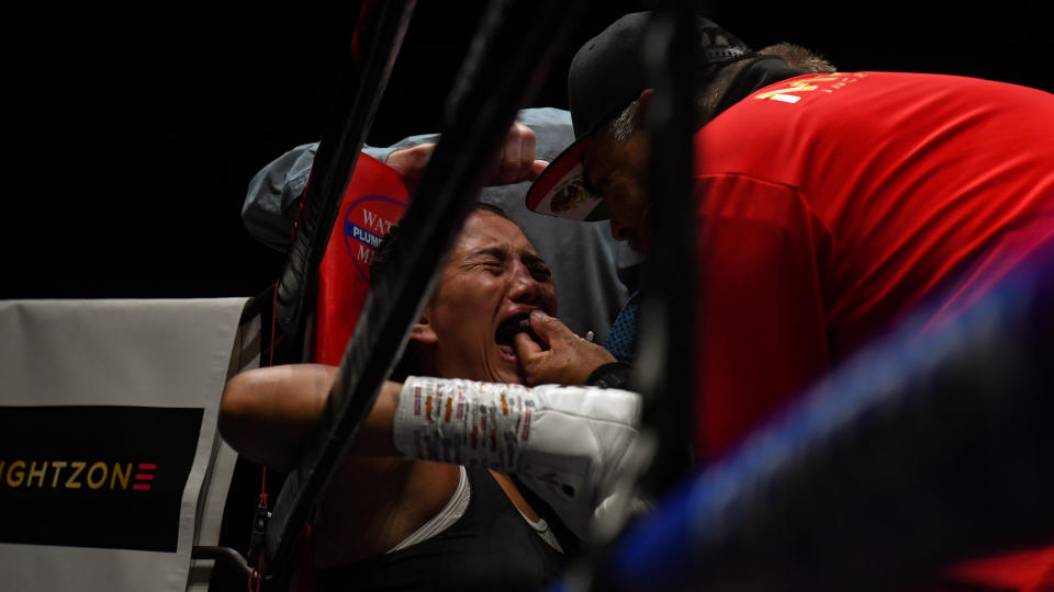 Alejandra Ayala molesta porque el árbitro detuvo la pelea en el décimo asalto durante un combate de boxeo con Hannah Rankin en el OVO Hydro en Glasgow, Escocia. (Foto: Craig Foy/SNS Group a través de Getty Images)