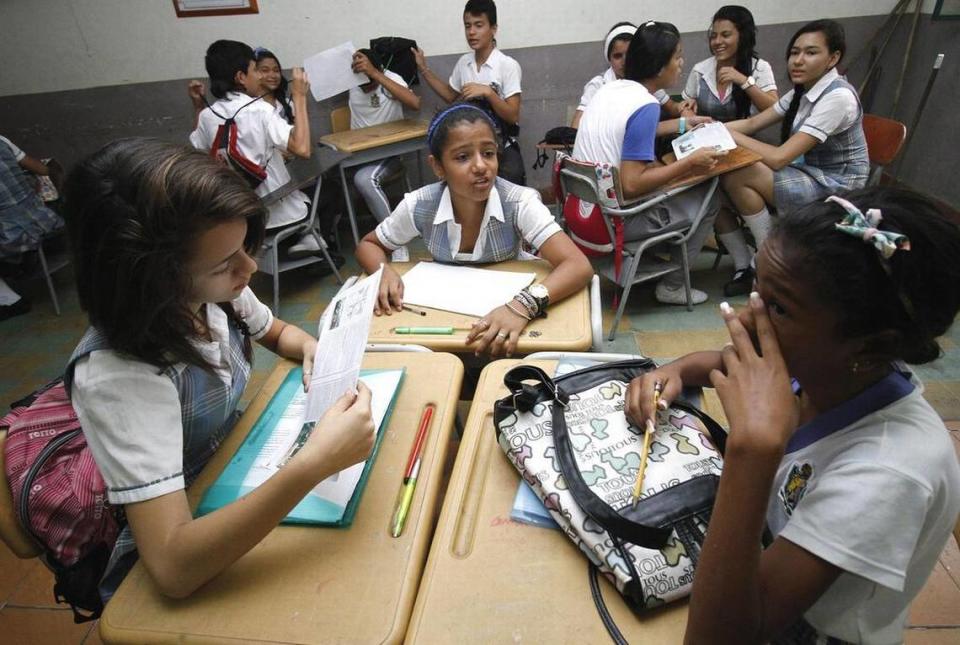 Más de 600 niños residentes en la zona limítrofe venezolana son vistos hoy, lunes 7 de septiembre de 2015, en su escuela en Cúcuta (Colombia). Schneyder Mendoza / EFE