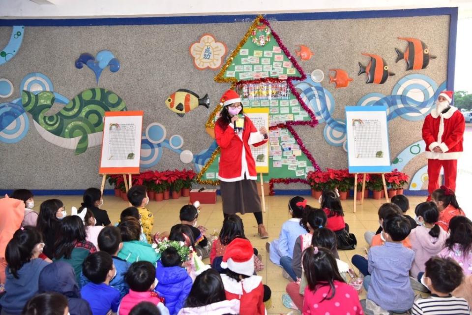 成功國小「Merry Christmas 成功聖誕節Party」，有獎徵答活動與學生互動趣。　（記者王正平攝）