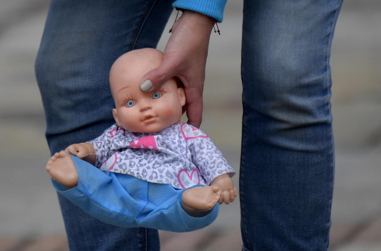 Un enfant n'est pas un jouet (illustration - Photo by RAUL ARBOLEDA/STAFF/AFP via Getty Images)