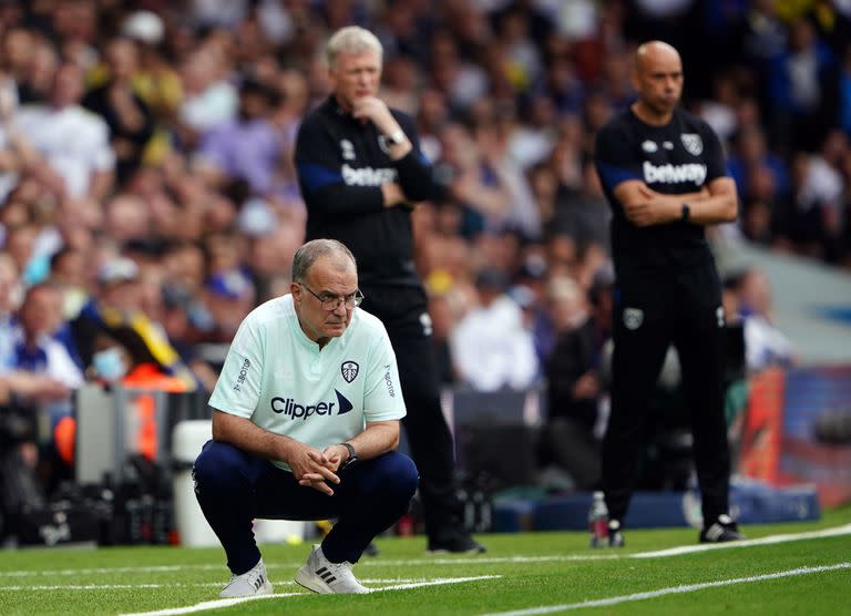 Marcelo Bielsa, hace gestos en la línea de banda durante el partido de fútbol de la Premier League inglesa entre Leeds United y West Ham United