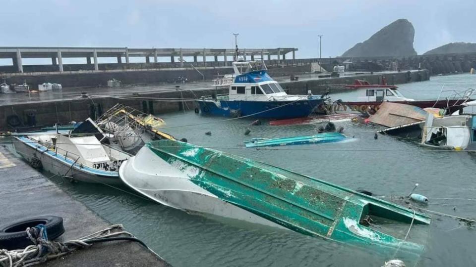 蘭嶼開元港船隻翻覆沉沒。（圖／臉書賴坤成提供）