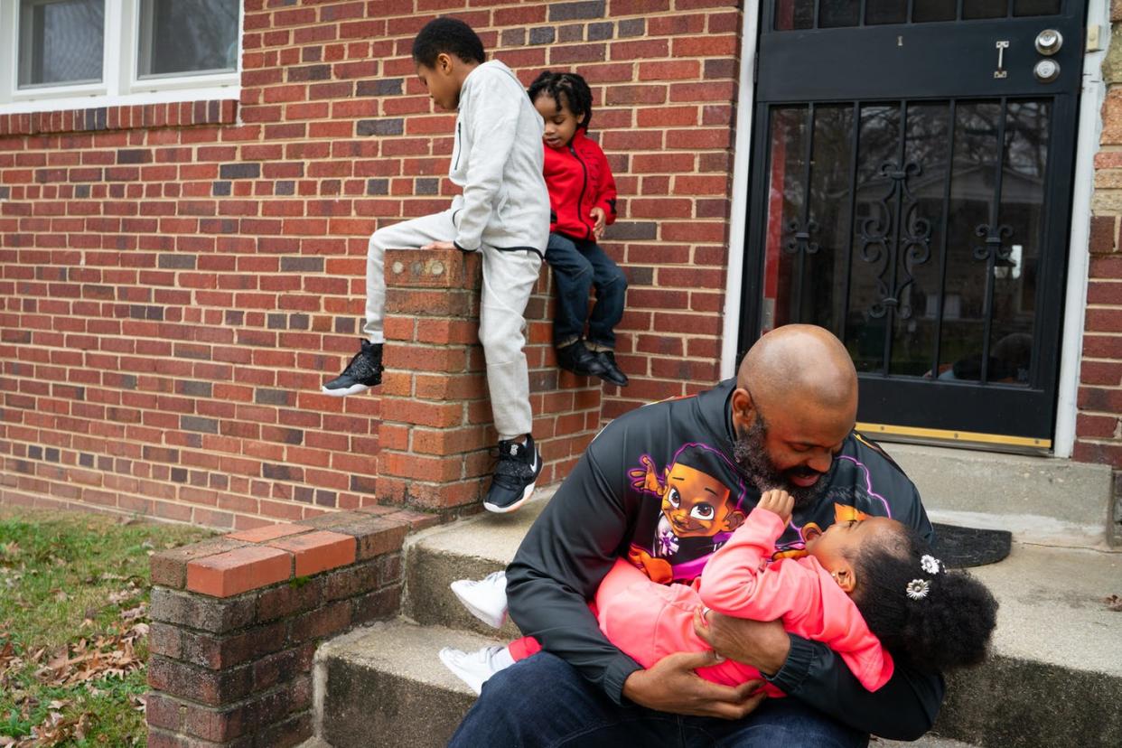 <span class="caption">A third of American fathers work 50 or more hours a week, compared with less than 10% of Canadian fathers. </span> <span class="attribution"><a class="link " href="https://www.gettyimages.com/detail/news-photo/james-tate-is-pictured-with-his-three-children-in-front-of-news-photo/1229883044" rel="nofollow noopener" target="_blank" data-ylk="slk:Sarah L. Voisin/The Washington Post via Getty Images;elm:context_link;itc:0;sec:content-canvas">Sarah L. Voisin/The Washington Post via Getty Images</a></span>