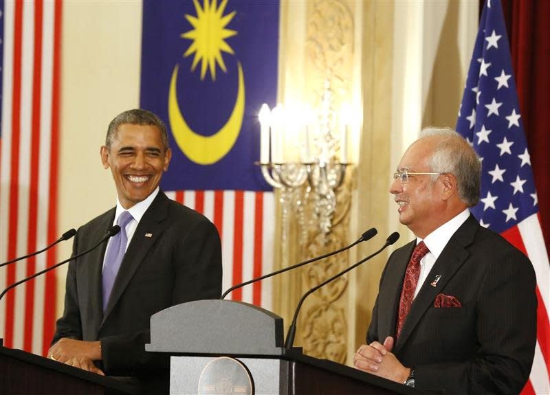 U.S. President Barack Obama and Malaysian Prime Minister Najib Razak both smile as they participate in a joint news conference at the Perdana Putra Building in Putrajaya, Malaysia, April 27, 2014. REUTERS/Larry Downing