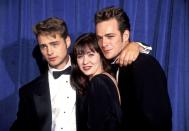 "Beverly Hills 90210" war einer der größten Serien-Hits der frühen 90-er, was sicher auch mit diesem ganz speziellen Cast zu tun hatte. Shannen Doherty und Luke Perry (rechts) hatten ihre eigenen Fanclubs, mit Abstand am beliebtesten (vor allem bei den Mädchen) war aber Jason Priestley. (Bild: Ron Galella/Getty Images)