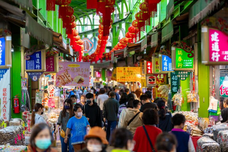 ▲位於高雄的「三鳳中街」也被網友激推稱為「台版好市多」，台灣在地年貨可以買好買滿外，還有很多地方沒有賣的異國零食，「讓你呷甜甜過好年」！（圖／翻攝自三鳳中街臉書）