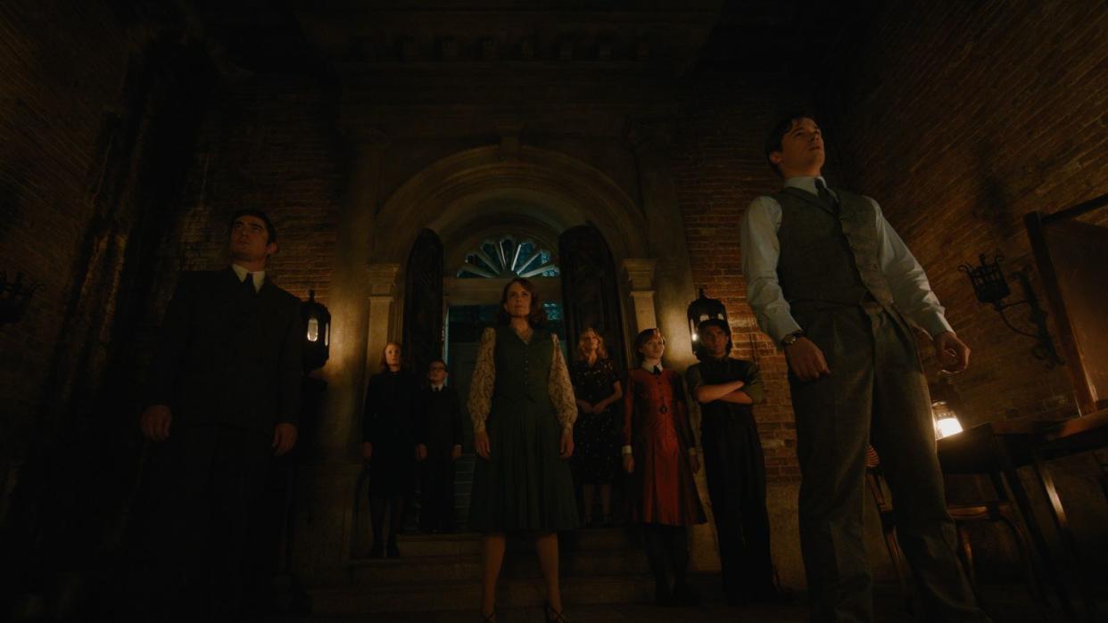  Riccardo Scamarcio, Camille Cottin, Jude Hill, Tina Fey, Kelly Reilly, Emma Laird, Ali Khan and Kyle Allen in A Haunting in Venice. 