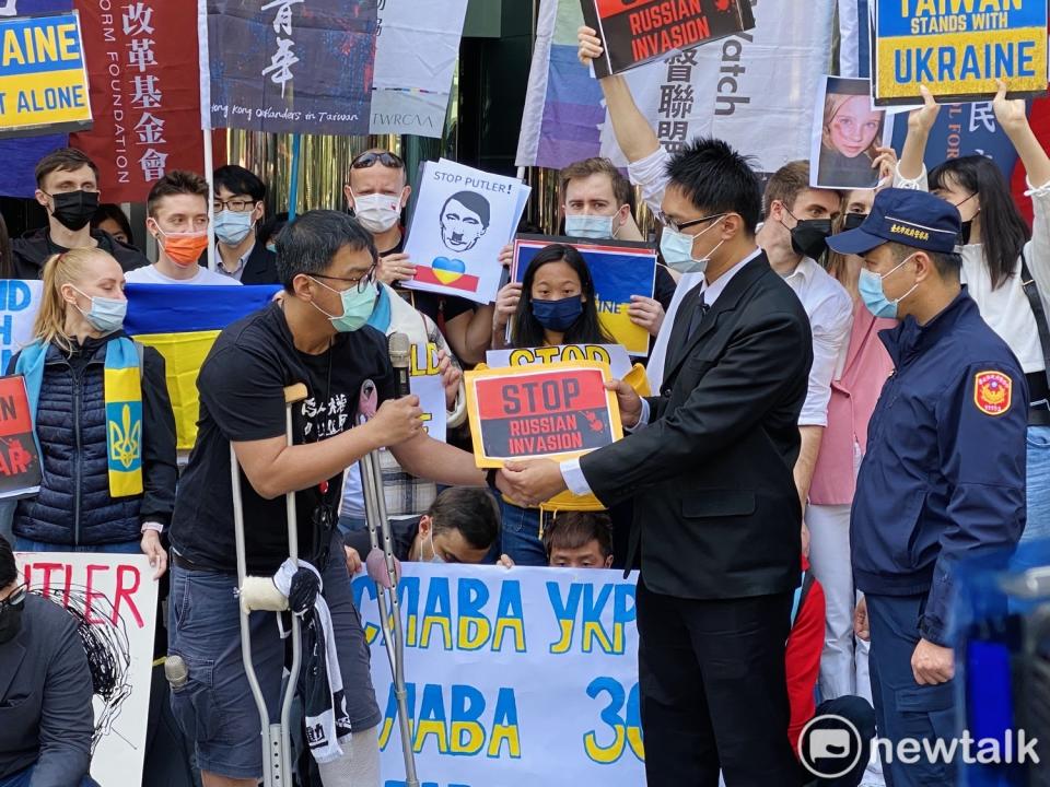 台灣人權促進會秘書長施逸翔向莫斯科駐台北代表處遞交聲明。   圖：周煊惠 / 攝 （資料照）