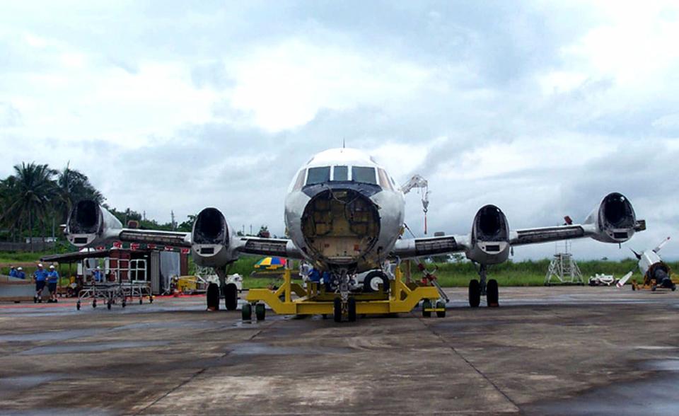 ▲2001年4月1日，美軍一架EP-3型偵察機與解放軍殲8戰機發生擦撞，後來緊急迫降海南島機場。（圖／達志影像／美聯社）