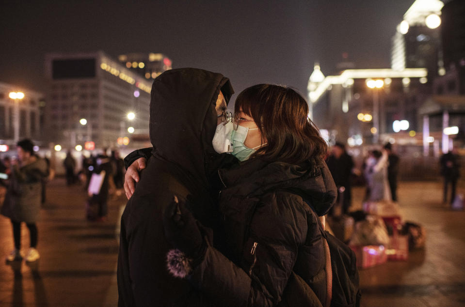 Küssen verboten? Gilt anscheinend nicht für dieses Paar in Peking und auch nicht für das neue Genre Coronavirus-Porno, das immer beliebter wird. (Bild Kevin Frayer/Getty Images)