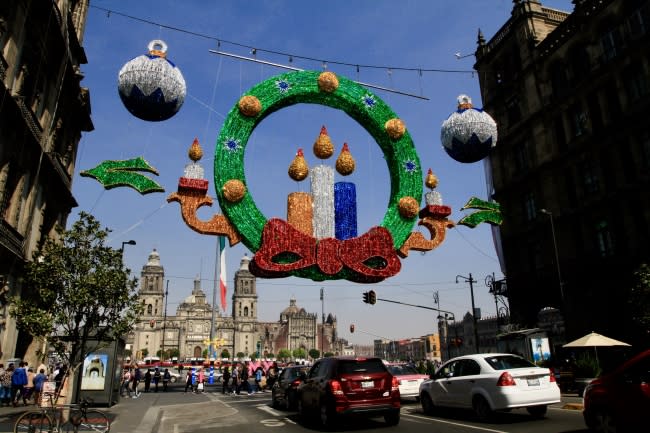 <p>México, 4 Dic 2018 (Notimex- Javier Lira).- En el zócalo capitalino y sus alrededores ya lucen los tradicionales adornos navideños.<br>NOTIMEX/FOTO/JAVIER LIRA OTERO/JLO/HUM/PONCHE/<br></p>