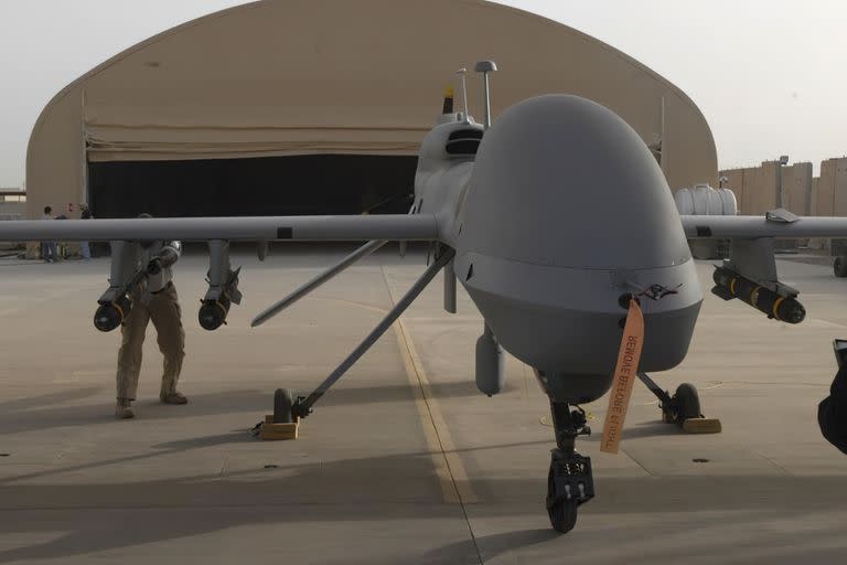 En esta imagen proporcionada por el Ejército de Estados Unidos muestra la carga de misiles Hellfire en un dron