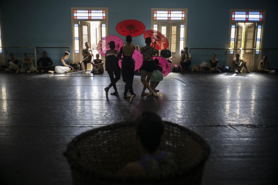 Miembros del Ballet Nacional de Cuba bailan durante una práctica dirigida por Viengsay Valdés el jueves 12 de diciembre del 2019 en La Habana. (AP Foto/Ramón Espinosa)