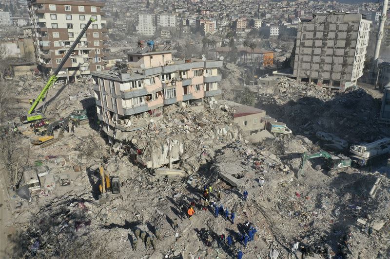 土耳其歷經7.8強震，多處城鎮房屋大量倒塌已成廢墟。（圖／美聯社／達志影像）