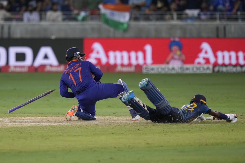 India's wicketkeeper Rishabh Pant, left, makes an unsuccessful attempt to run-out Sri Lanka's Pathum Nissanka, right, during the T20 cricket match of Asia Cup between Sri Lanka and India, in Dubai, United Arab Emirates, Tuesday, Sept. 6, 2022. (AP Photo/Anjum Naveed)