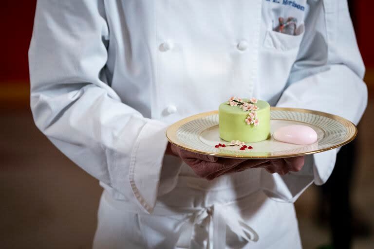 La chef pastelera ejecutiva de la Casa Blanca, Susie Morrison, muestra un postre que se servirá en la cena de estado para el primer ministro japonés Fumio Kishida y su esposa, Yuko Kishida, durante una vista previa para medios organizada por la primera dama Jill Biden en la Casa Blanca en Washington, el martes 9 de abril de 2024.