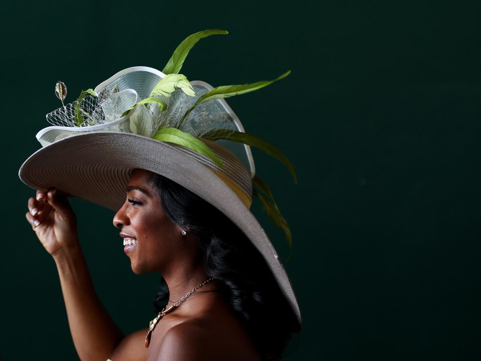 A white hat with leaves at the 2023 Kentucky Derby.