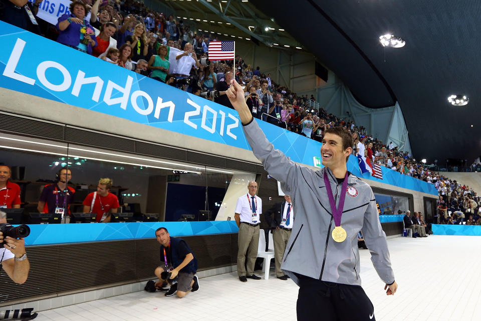 Michael Phelps vivió en Londres 2012 el apogeo de su gloria y el inicio de su ocaso. Veinte años después de su vacilante inicio en la natación, cuando su madre lo llevó a las piscinas para controlar su hiperactividad infantil, el nadador estadounidense se convirtió en el deportista más laureado de la historia olímpica con 22 medallas (18 oros y 4 platas). “He conseguido todo lo que deseaba. Me las he arreglado para se exitoso en casa cosa”, declaró Phelps al diario británico The Guardian, tras concluir su formidable desempeño en las olimpíadas. Con 36 récords mundiales en su currículo, el aún joven deportista no regresará a las piletas de los juegos estivales. Su derrota frente al sudafricano Chad le Clos en la prueba de 200 metros mariposa, donde había sido imbatible, marcó el fin de una carrera brillante que probablemente nadie igualará en muchos años.