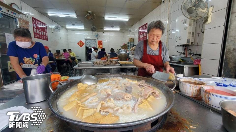 新店知名米粉湯老店，店裡公告 ⌈舞衣要起嫁⌋ ，客笑闆娘好文青。圖/TVBS