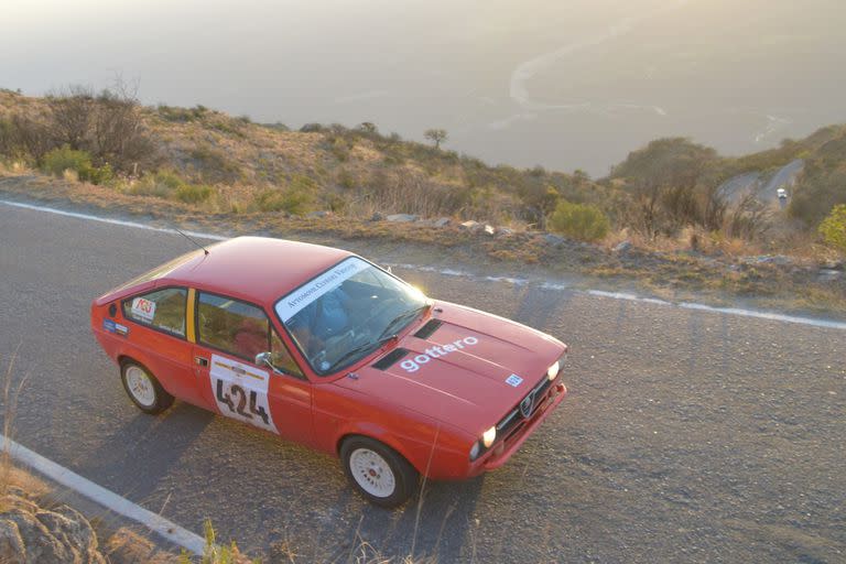 El Alfa Romeo de la tripulación uruguaya Germán Gotero-César Blanco transita uno de los sitios emblemáticos de la prueba: la catamarqueña Cuesta del Portezuelo (1680 metros sobre el nivel del mar), al pie de la cual se ubica San Fernando del Valle.