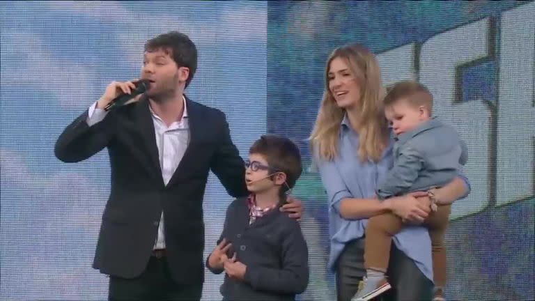 Guido Kaczka con su mujer y sus hijos Benjamín y Helena