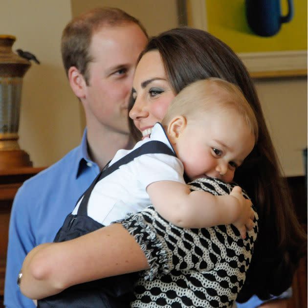 « Je ne sais pas pour toi maman mais je suis crevé. Demande-leur d'aller chercher la voiture, s'il te plait… Assure-toi que la bouteille soit tiède ». Le prince George faisait ici un petit câlin à sa maman Kate Middleton lors d'une visite officielle en Australie et en Nouvelle-Zélande en avril 2014. 