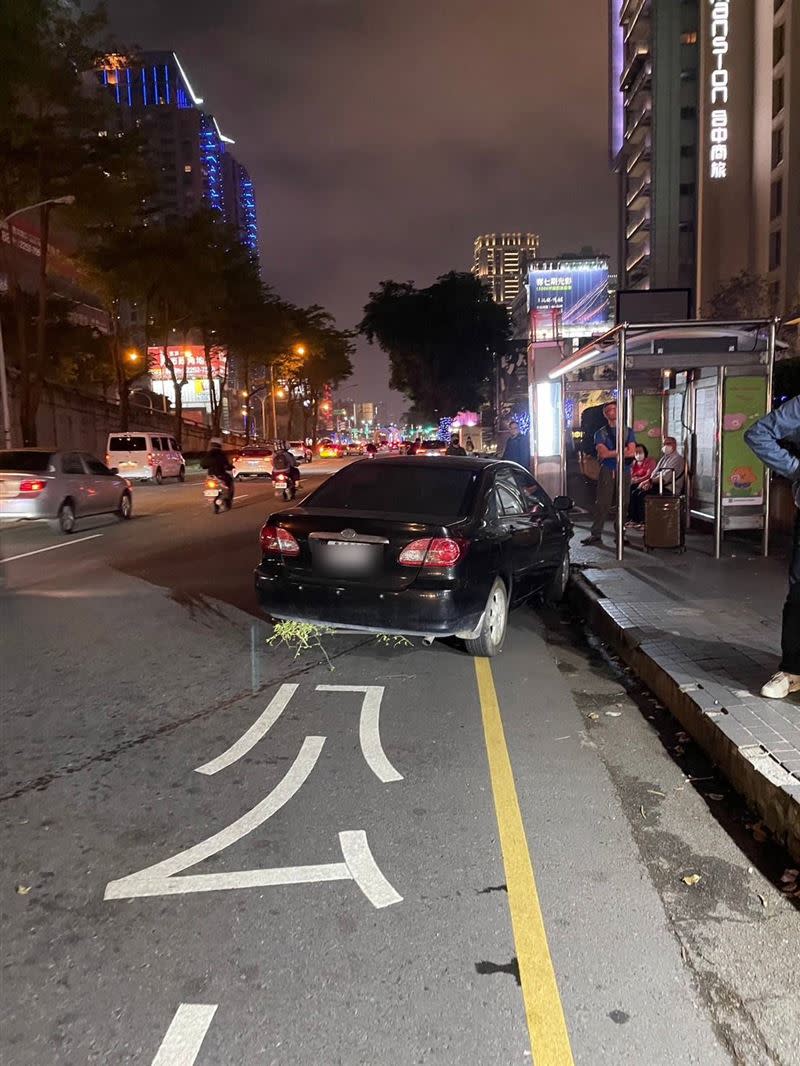 陳男車輛最後撞向公車亭，還好沒有衝上人行道。（圖／警方提供）