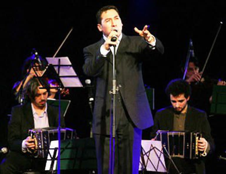 El cantor Ariel Ardit acompañó a la orquesta en "Despojos" y "La abandoné y no sabía"